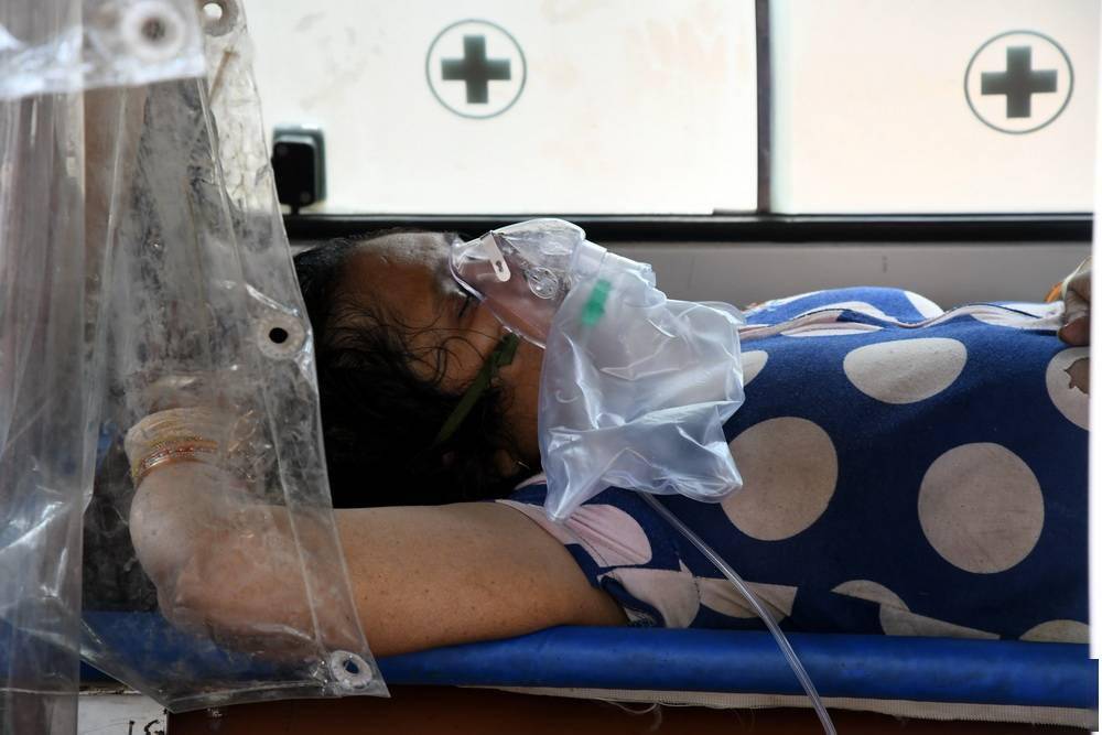 现场实拍!印度icu新冠病房漏雨,病人在床上拼命躲雨