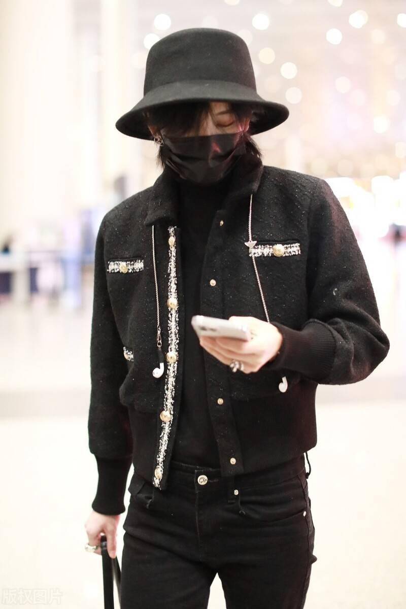 陆柯燃全身黑色穿搭单薄头戴渔夫帽难以掩盖帅气
