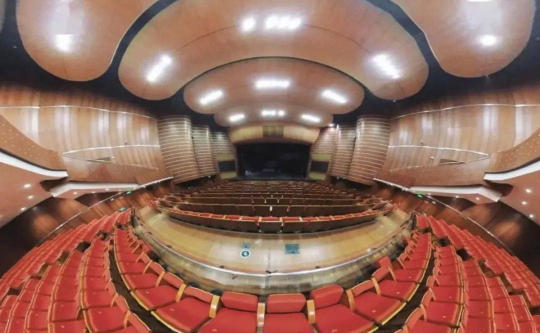 纷呈的节目7515再加上酒都剧场顶级的舞台,精心准备的舞美和音响