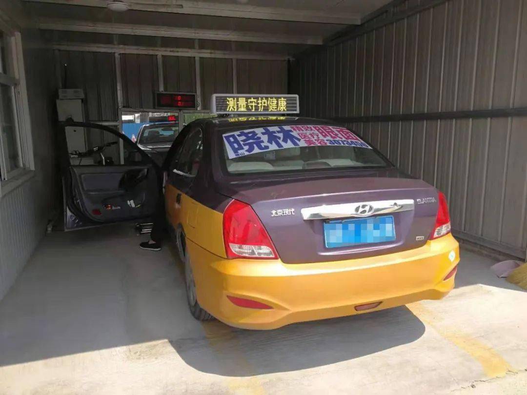 唐山市市场监管局采用出租车顶屏标语宣传"5.20世界计量日"