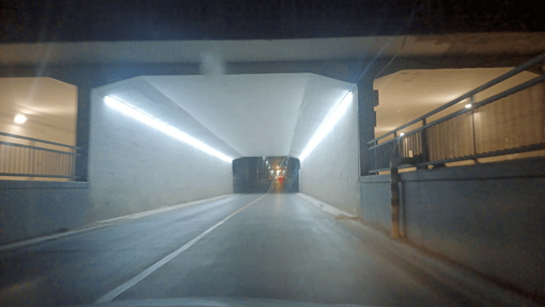 榕花街地道桥换新路灯啦!