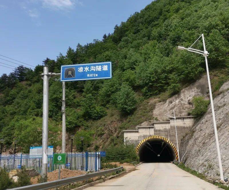 南北沟隧道海拔约1010米,过了这条隧道就开始一路下坡直到蓝田县城