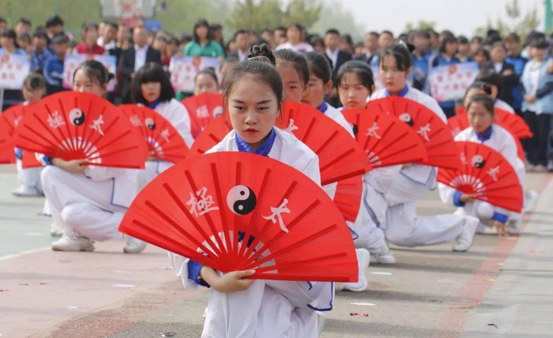 燕赵学校的太极扇实验幼儿园的篮球操展演