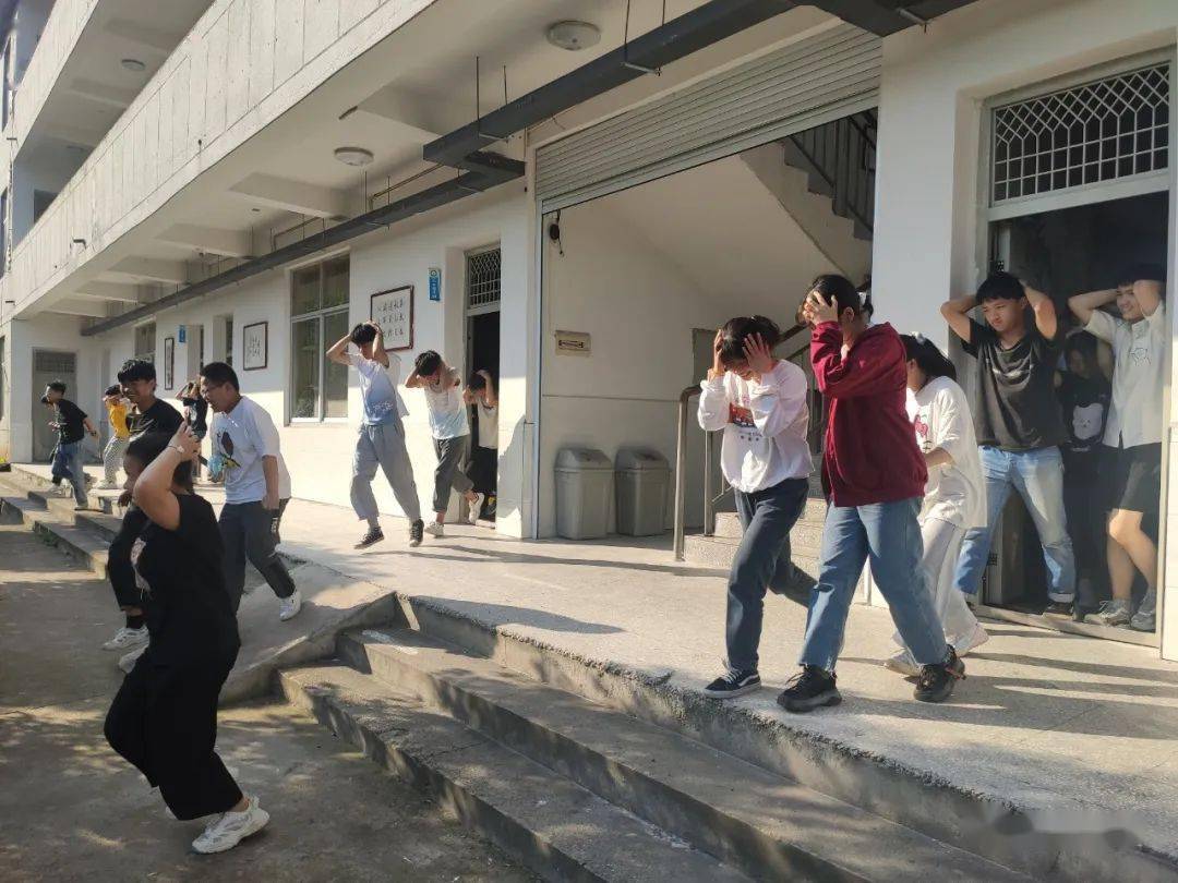 防震减灾警钟长鸣仙岩初中开展20202021学年第二学期防震减灾疏散演练