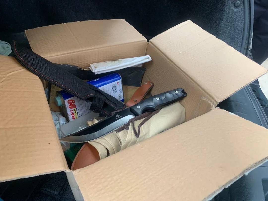 女子在单位车库遭持刀劫持塞尾箱,近30个小时!