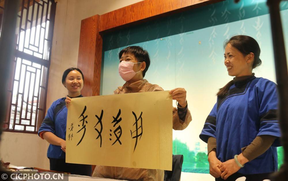 2021年5月18日,湖南省永州市江永县女书博物馆,游客在展示自己书写