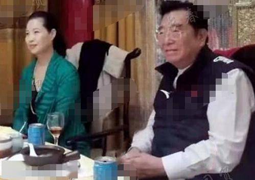 82岁李双和江梦鸽现身,娇妻梦鸽白到发光