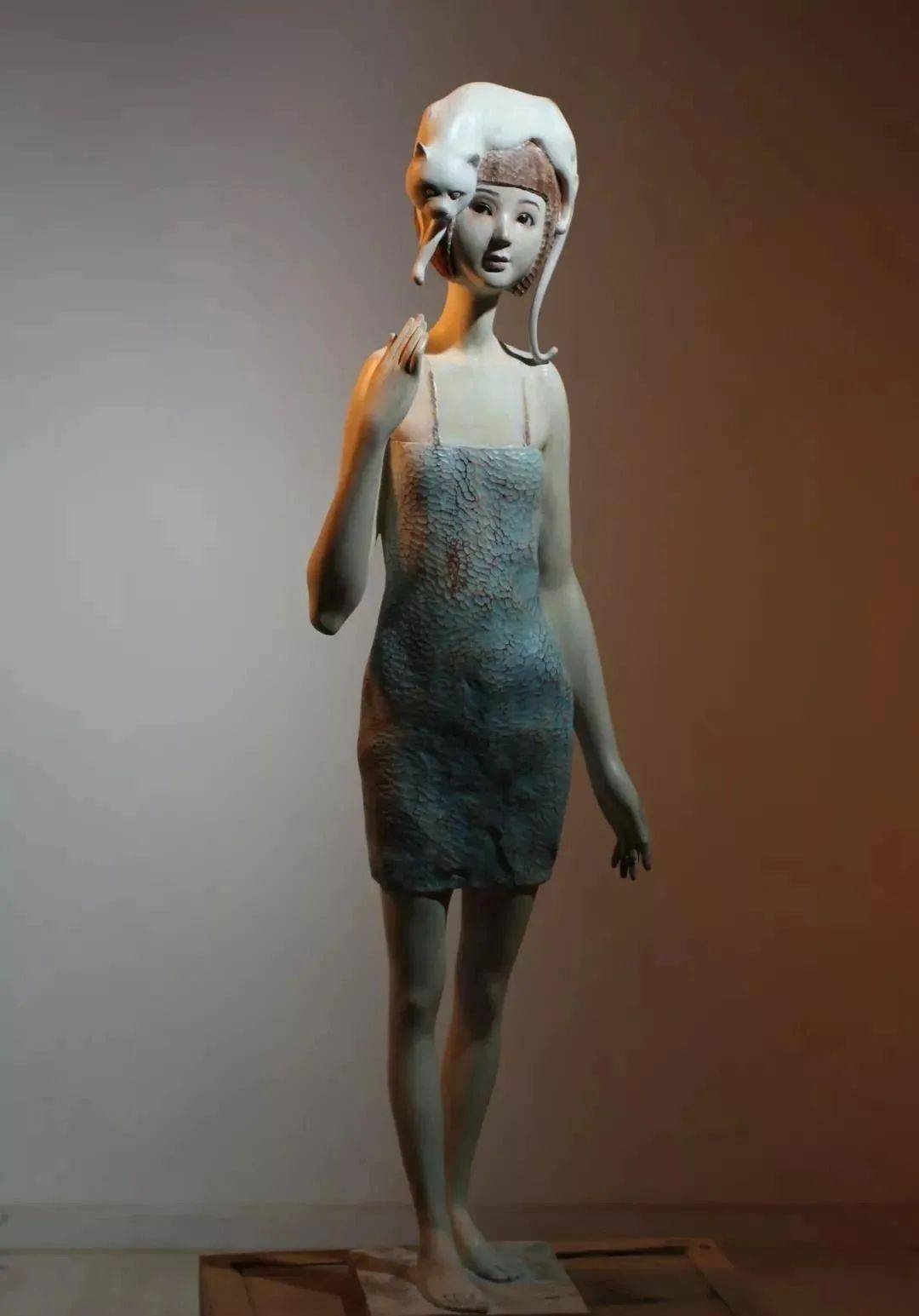 他的木雕作品以人物肖像,人体写实为主,具有立体,真实,现代及造型富有