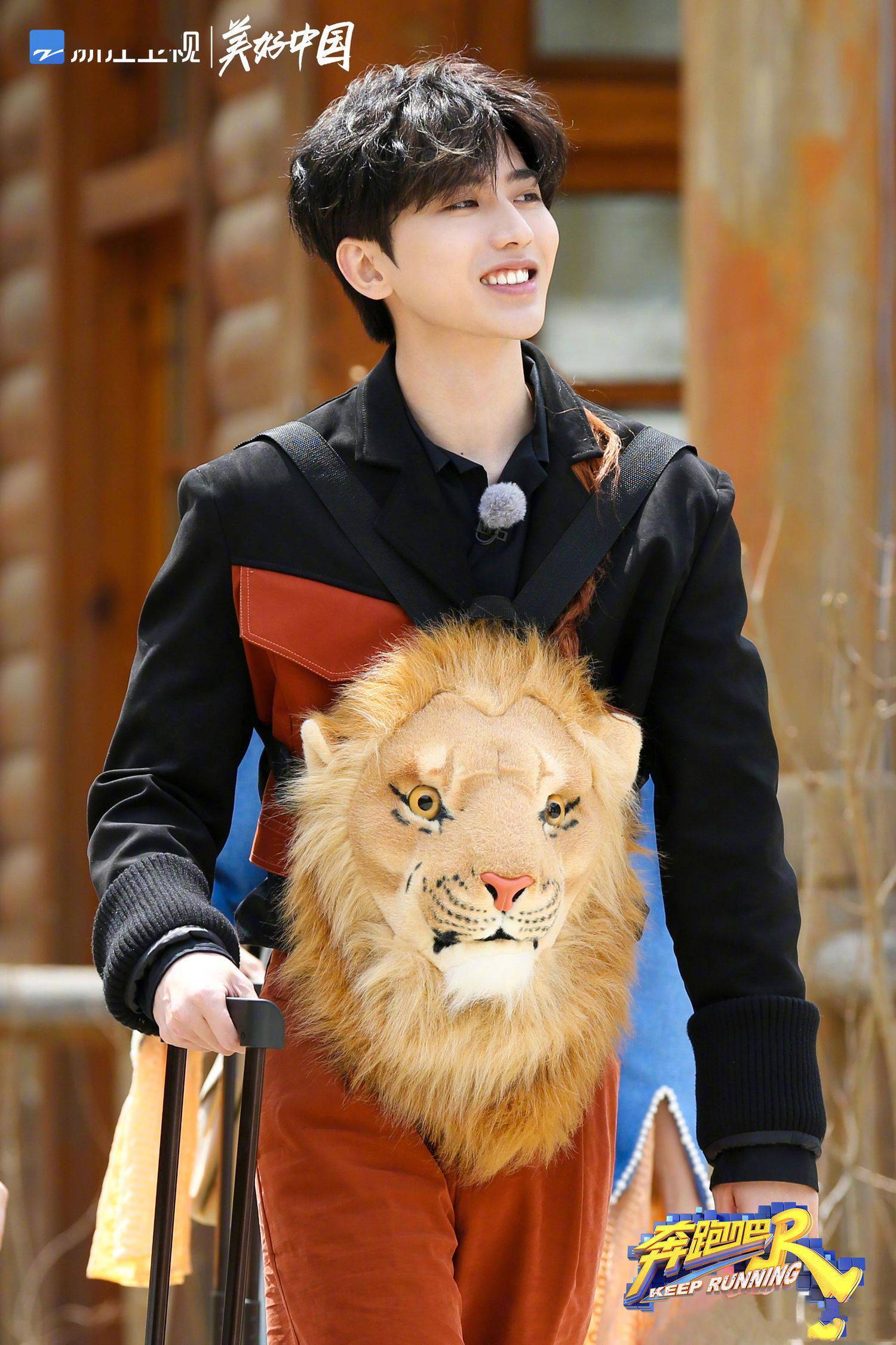 蔡徐坤《奔跑吧》剧照公开 西红柿葵葵的浪漫520营业同步放送