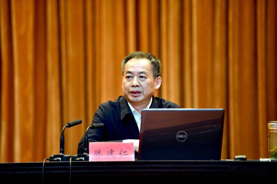 市委理论学习中心组举行法治专题报告会:切实增强政治