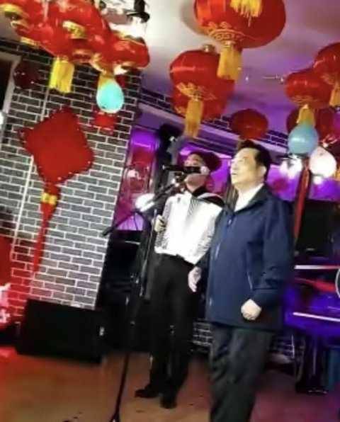 82岁李双和江梦鸽现身,娇妻梦鸽白到发光