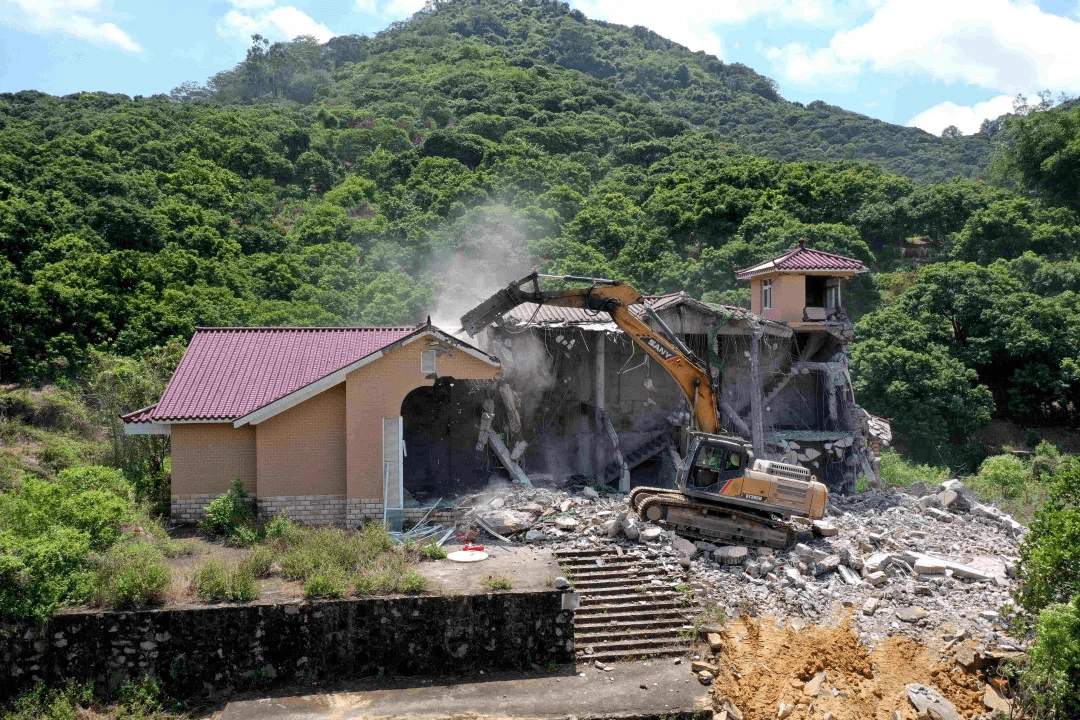 违建22年东莞1800㎡深山别墅被强制拆除