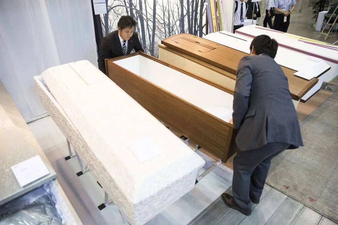 的桐木制作成棺木,这非常符合日本的丧葬习俗,因为这样的棺材轻便易燃