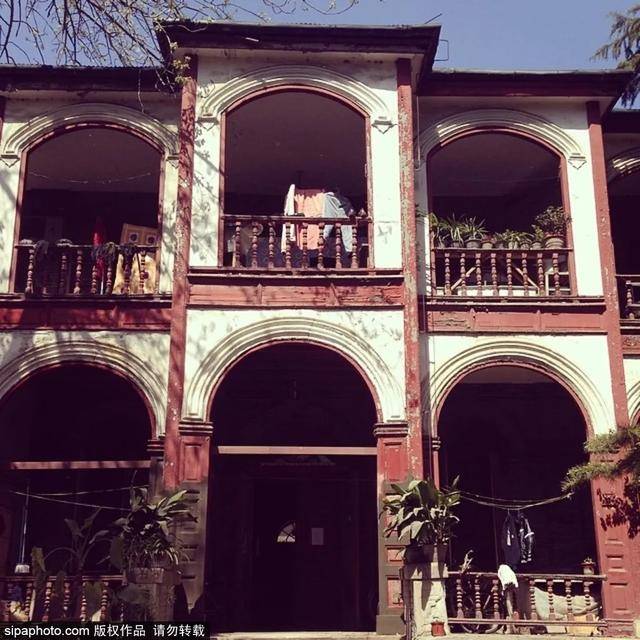 的砖雕 灰色的 砖墙 绿色管道和 栏杆 地址:北京市东城区张自忠路3号