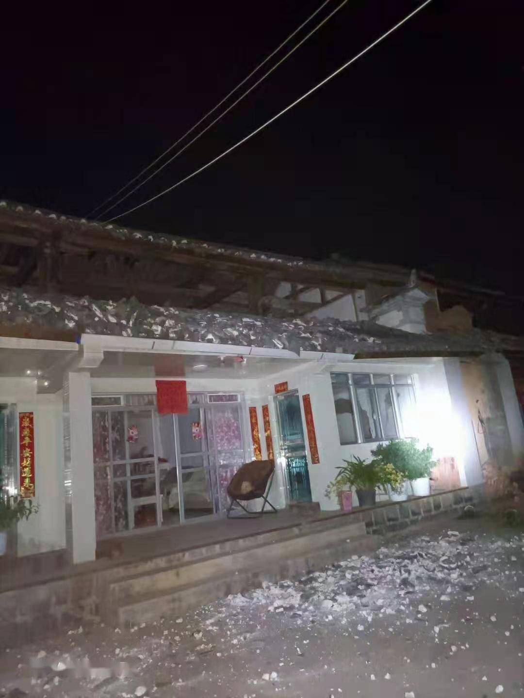 云南漾濞地震:消防救援队已有95车462人16只犬到达震区_大理州