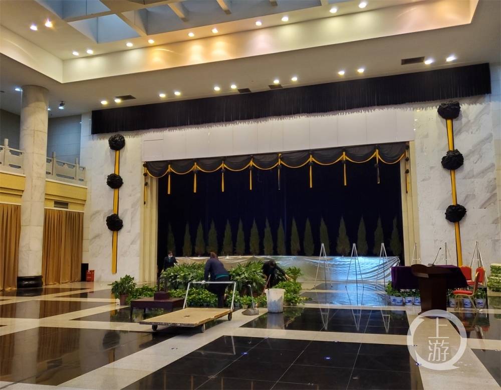 长沙市民沿途送别袁隆平灵车已抵达明阳山殡仪馆