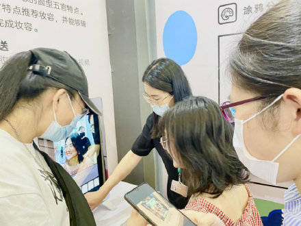 成城|世界智能大会公众开放首日 现场观众体验智能科技热情高涨