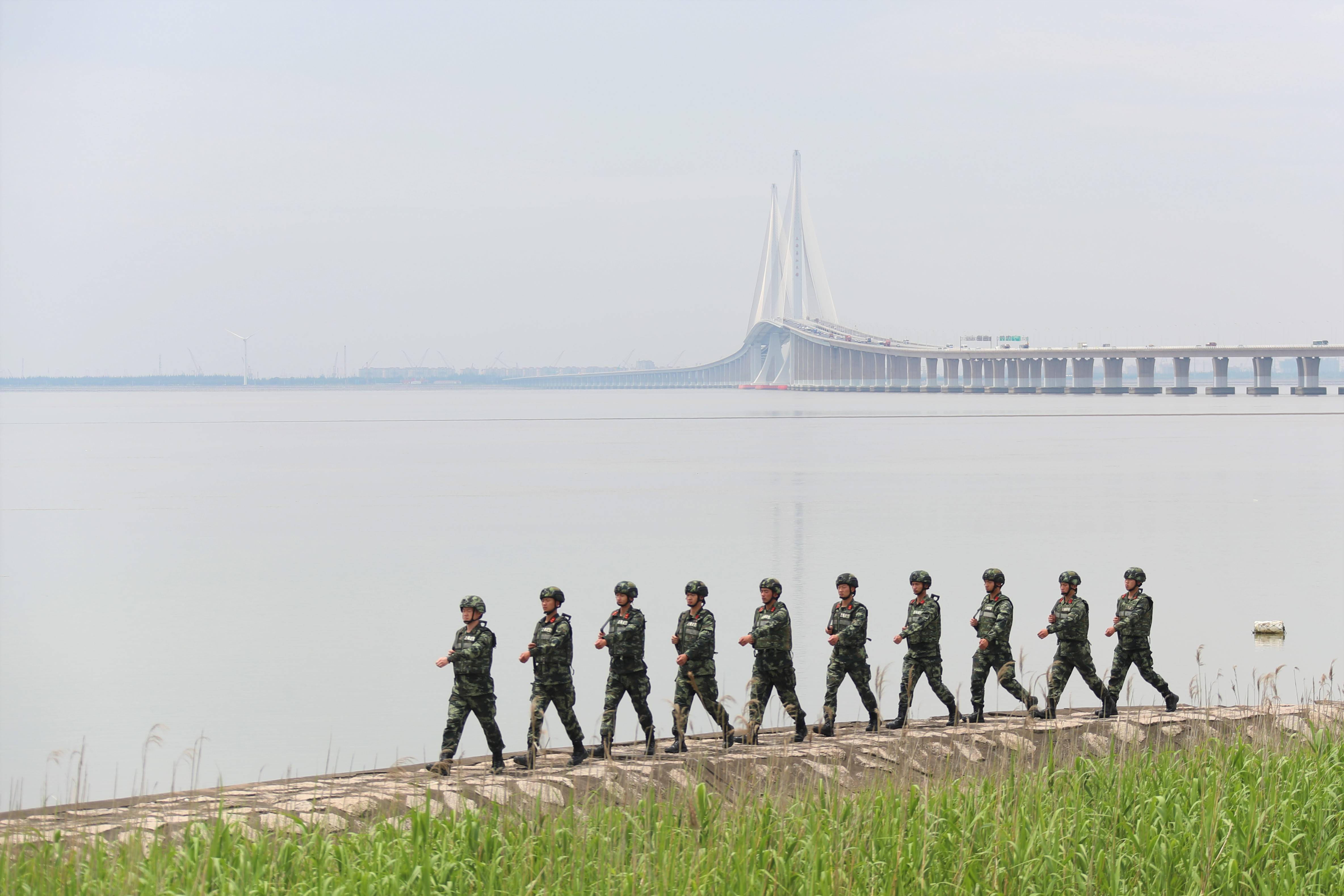 生态岛的绿色守护武警上海总队执勤第二支队执勤一大队官兵助力驻地