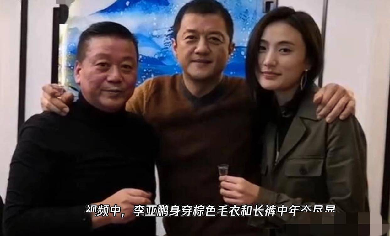 李亚鹏近照发福头顶稀疏,饭后用手擦嘴太豪迈