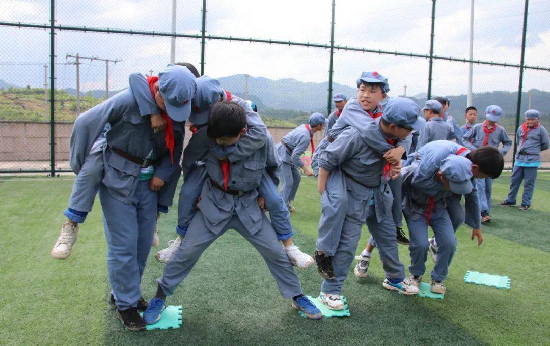 走进红三军陈列馆探寻革命先烈在务川的英勇事迹,开展抢滩登陆模拟