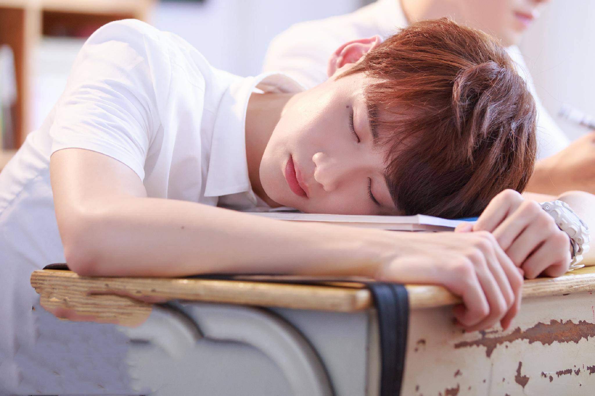 白敬亭部分造型翻车,惹粉丝不满手撕工作室_厚刘海