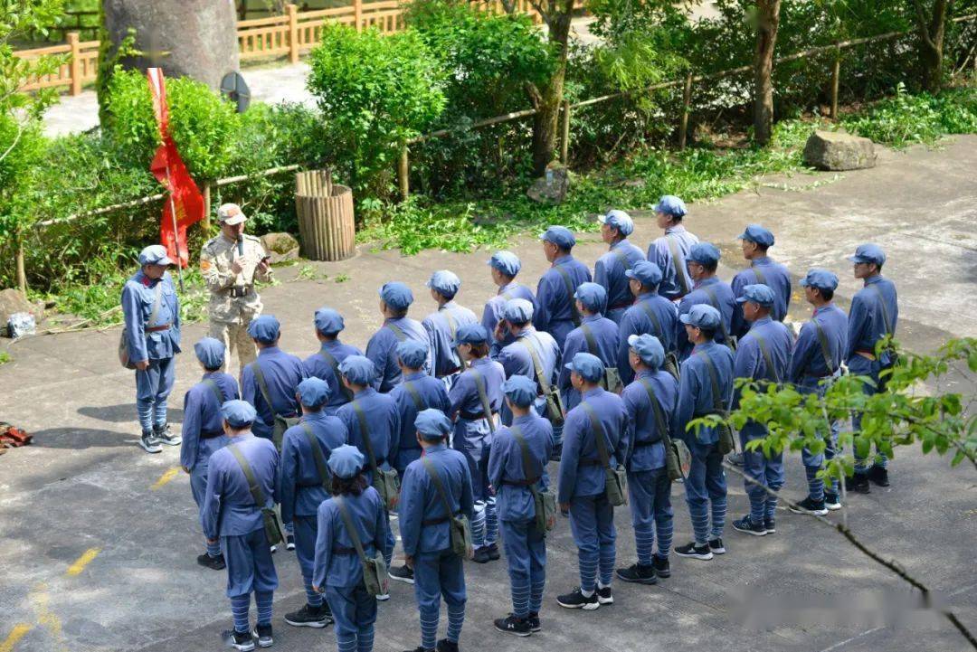 两个团队通过队列练习,队伍整训,雷打石宣纪等项目,致敬井冈山时期