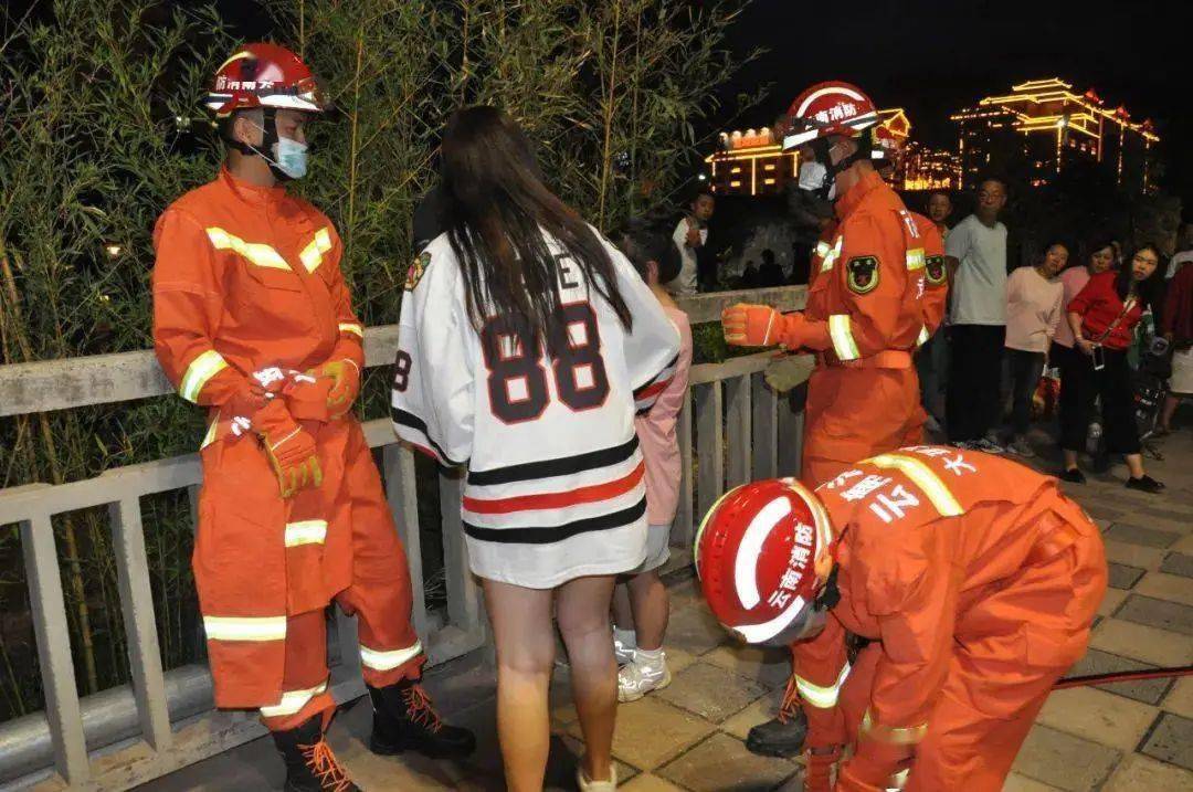 云南又来一个伸出去后头就回不来了女孩的头被卡在护栏内