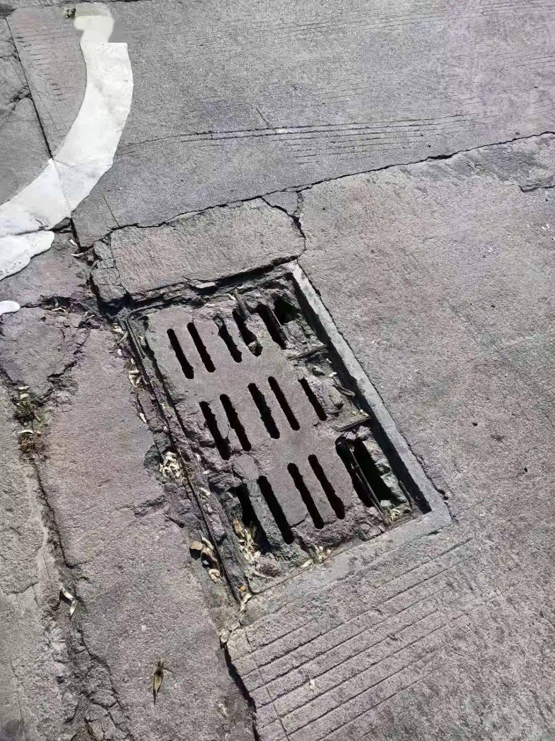 雨季来临前井盖不是小问题保障同安市民出行安全他们做了这些事