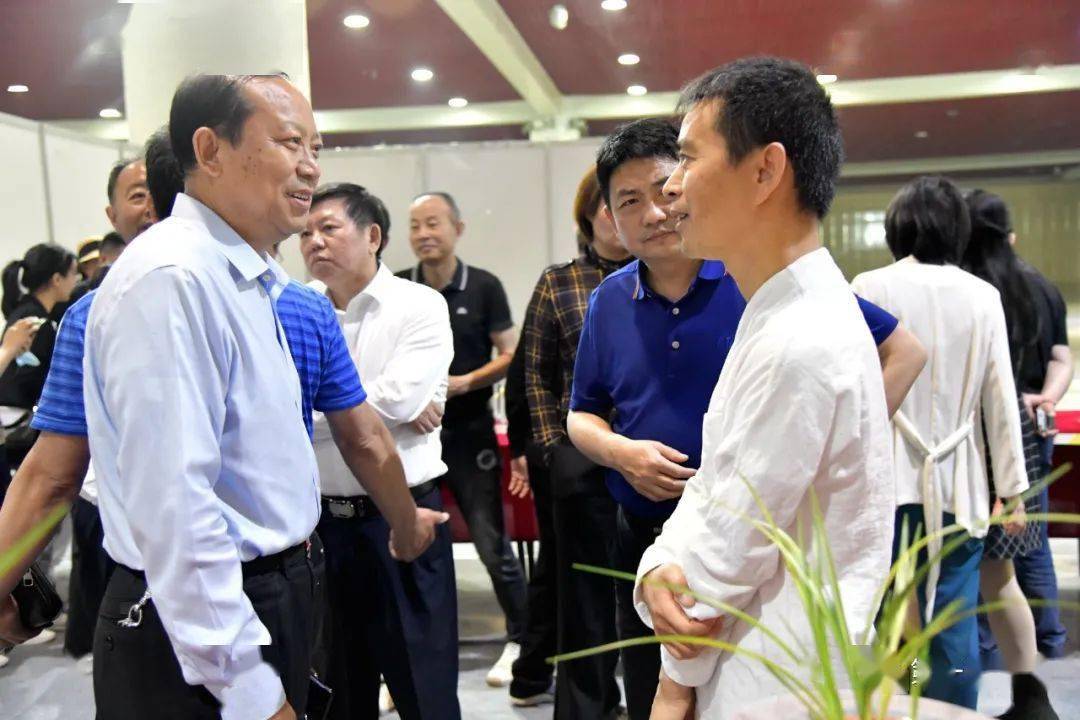 刘松显汉中市兰花协会会长吴师卿随州兰花学会副会长湖北海峡兰花公司