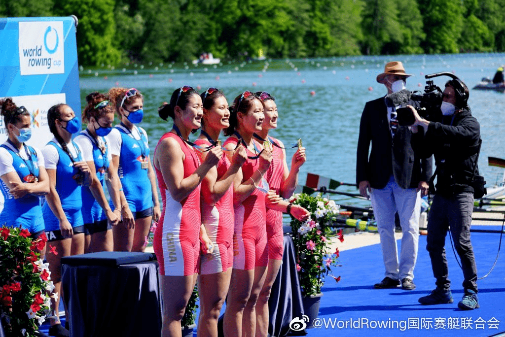 上海女将陈云霞张灵助力中国队勇夺赛艇世界杯女子四人双桨金牌