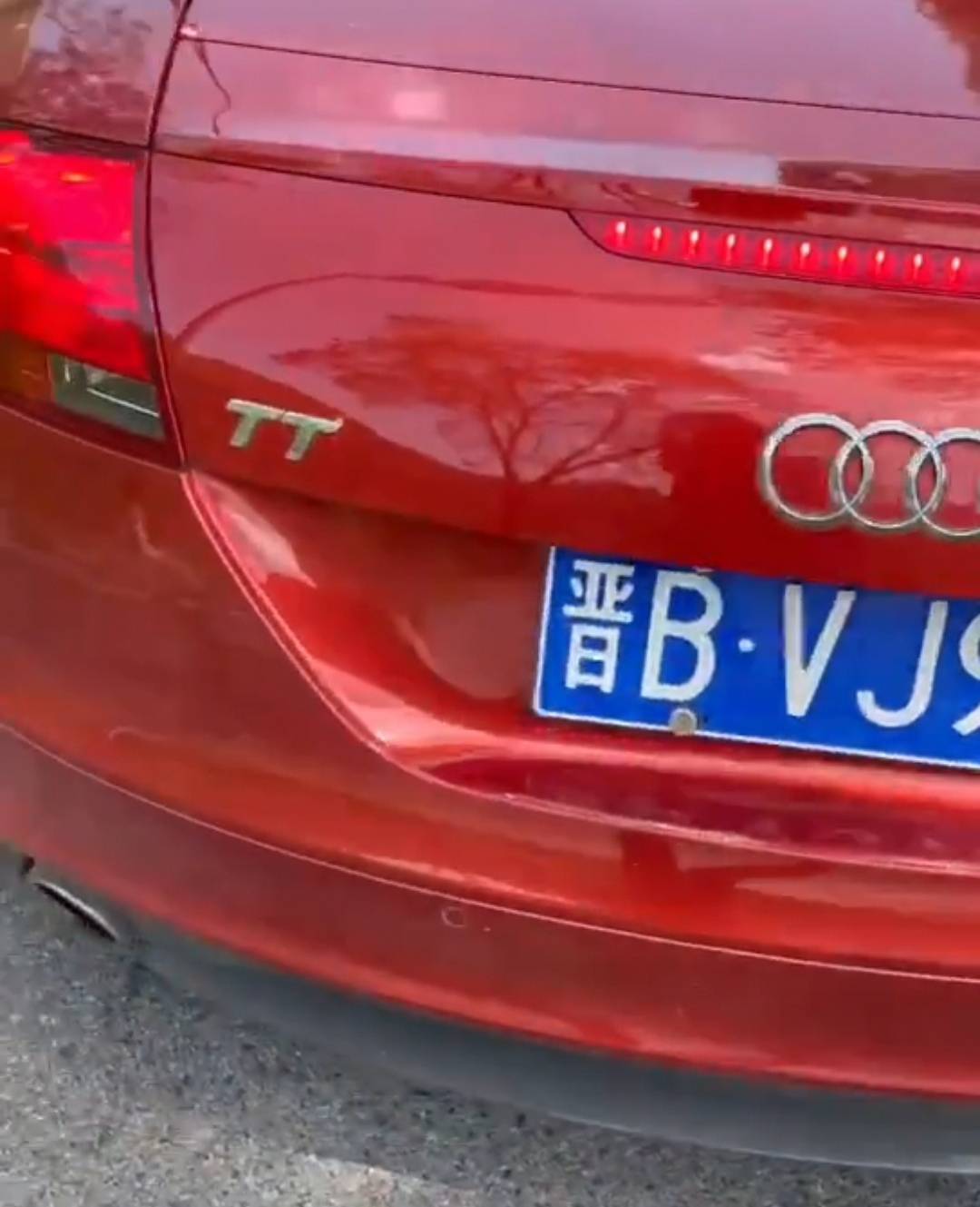 大同牌照奥迪tt弯道超车险些撞车被北京骑士教训辱骂后倒车离去