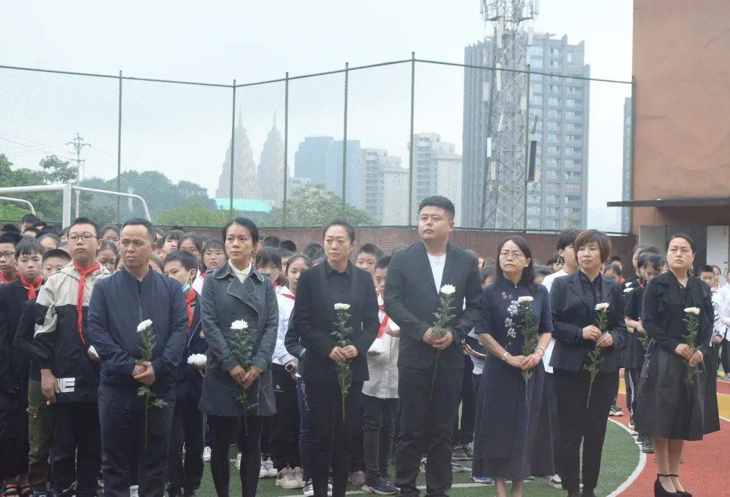 "袁老很低调的说,龙门浩小学是他的母校,他也曾在龙门浩这条街成长