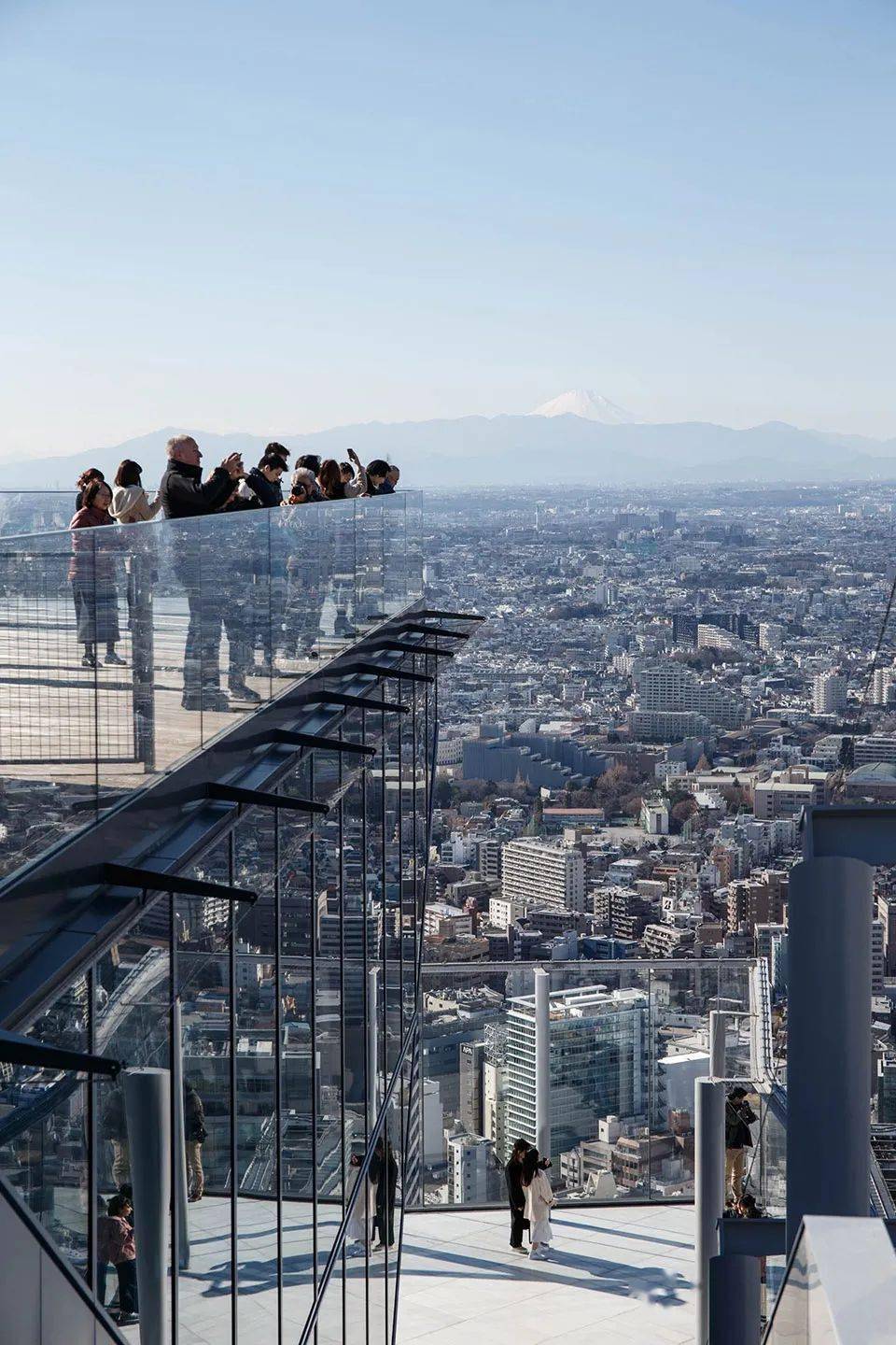 shibuya sky完美连接了水平分布的涩谷街区景观和垂直延伸的超高层