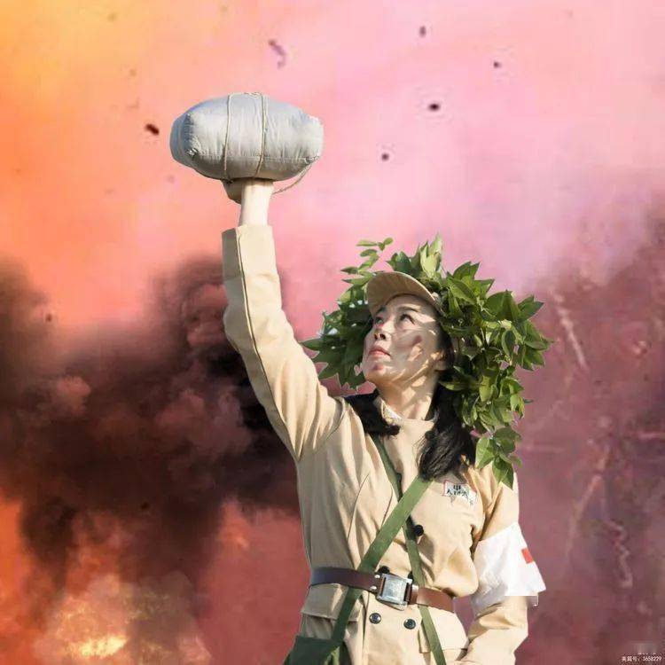 勇士辉煌化金星敌人腐烂变泥土虎目喷火热血涌双手紧握爆破筒翻江倒海