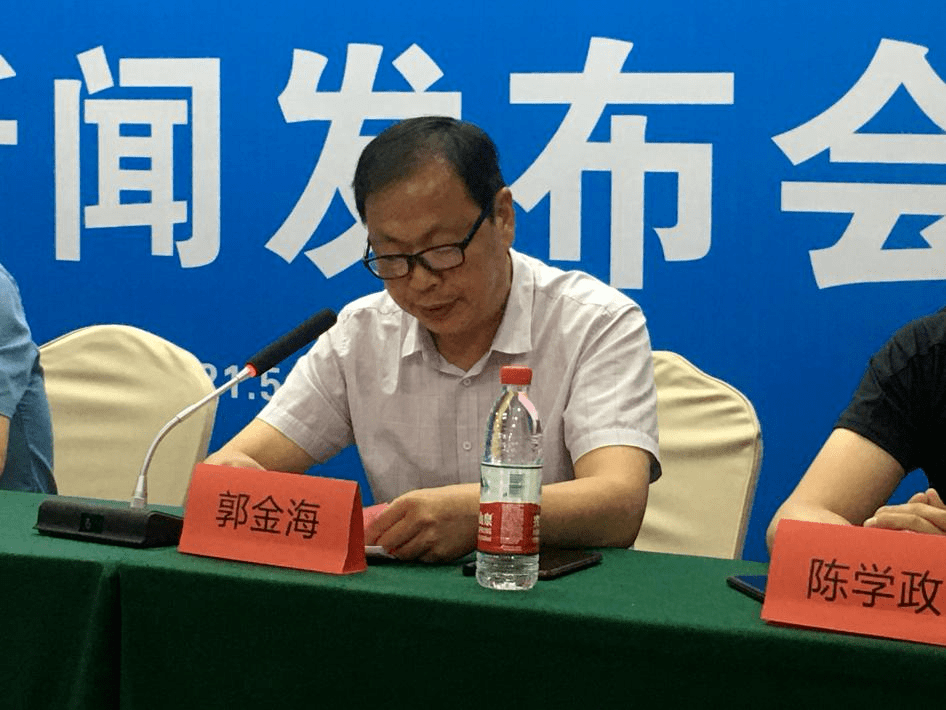 郑州市登山协会会长陈学政,登封市武术运动推广中心副主任郭金海,登封