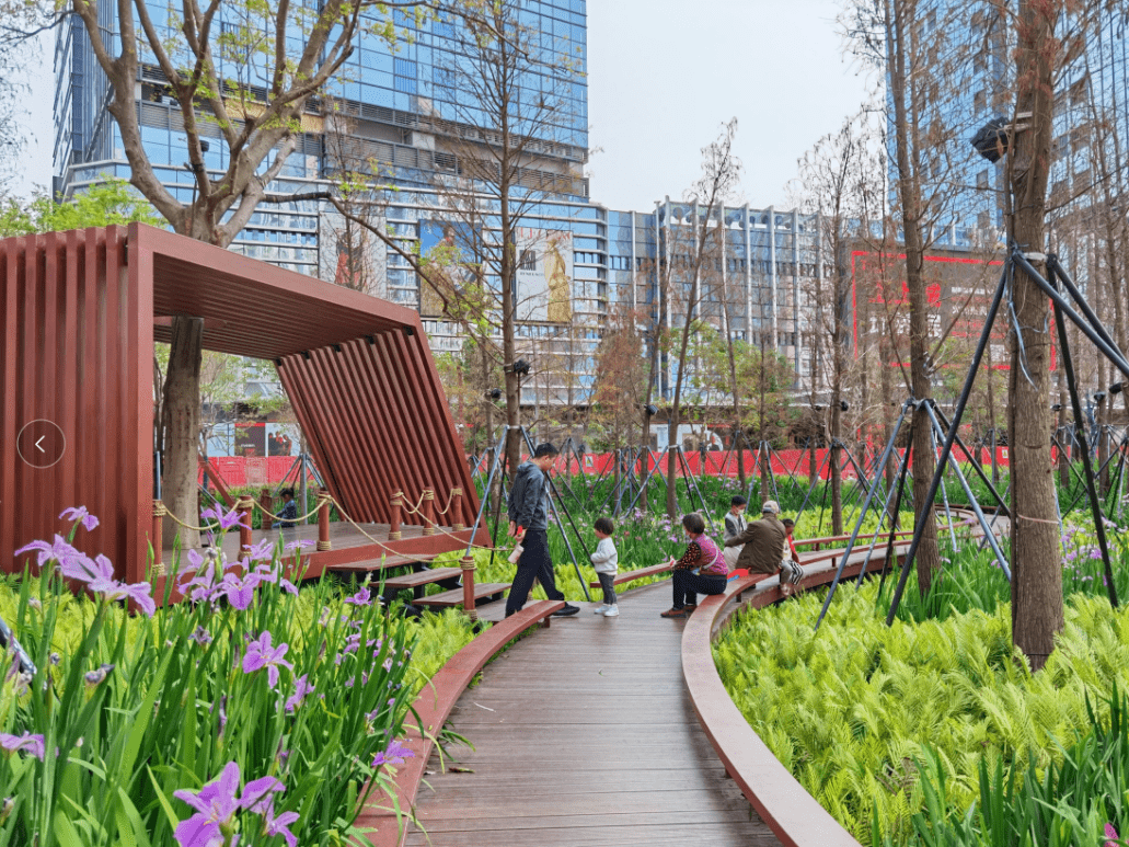 在南油上上城购物中心,逛街累了,出门就是天璟公园.