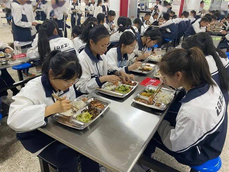 家长选餐老师陪餐龙泉义务教育公办学校食堂的微改造火了