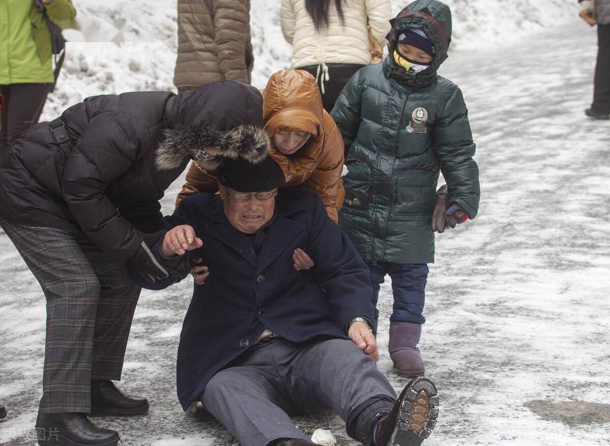 注意老年人跌倒到底多危险