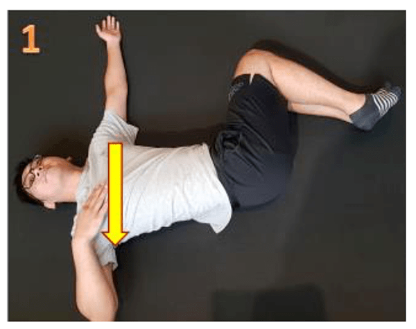 呈骑马打仗姿势(四足跪姿)开始动作:双手慢慢地将身体往后推,屁股往