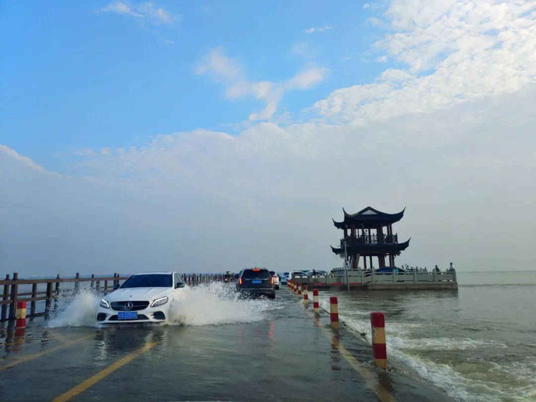 近日,江西遭遇持續降雨,鄱陽湖水位快速上漲,水體面積突破3000平方