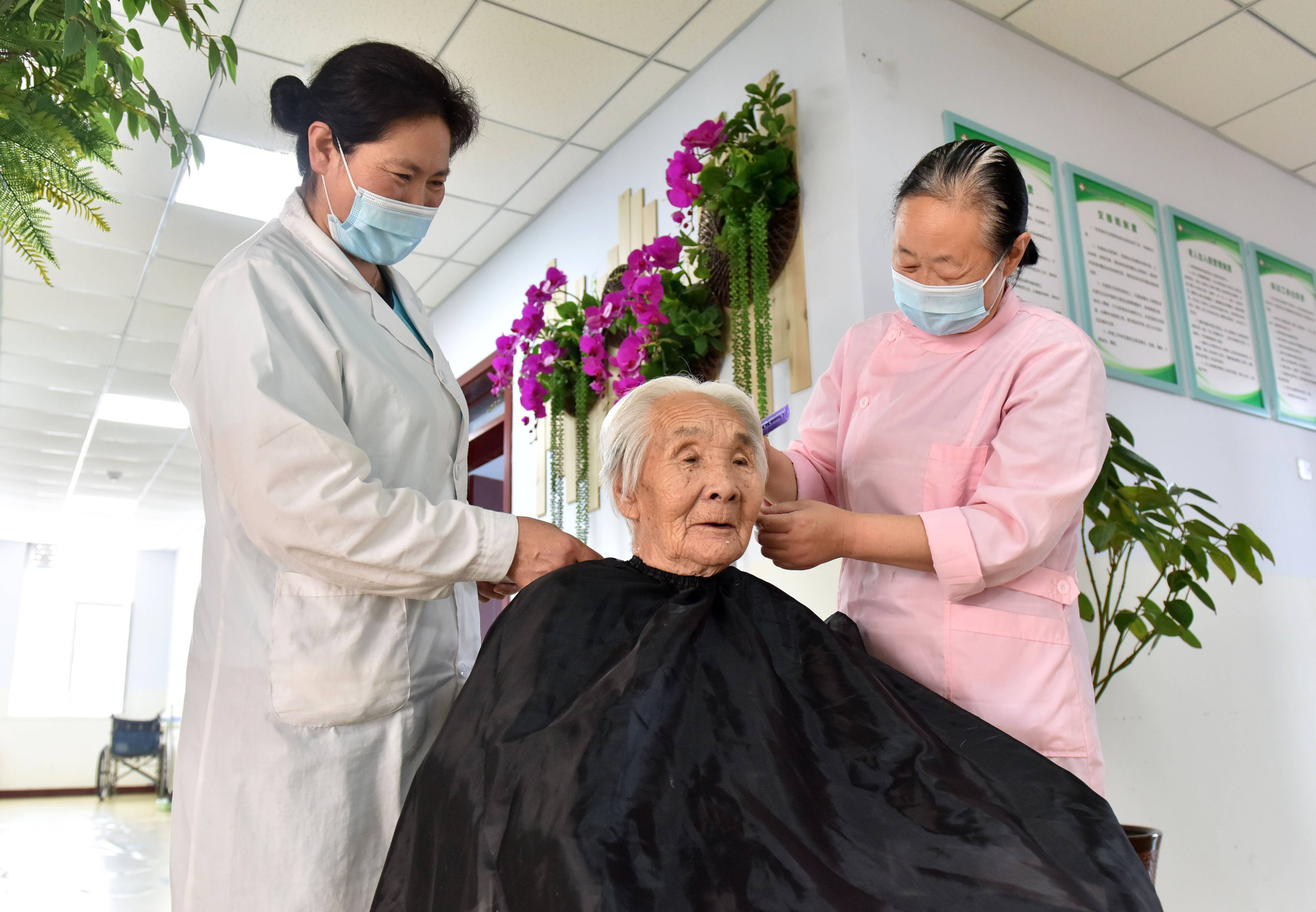 5月25日,河北省邢台市南和区三思镇卫生院医养中心工作人员为老人理发