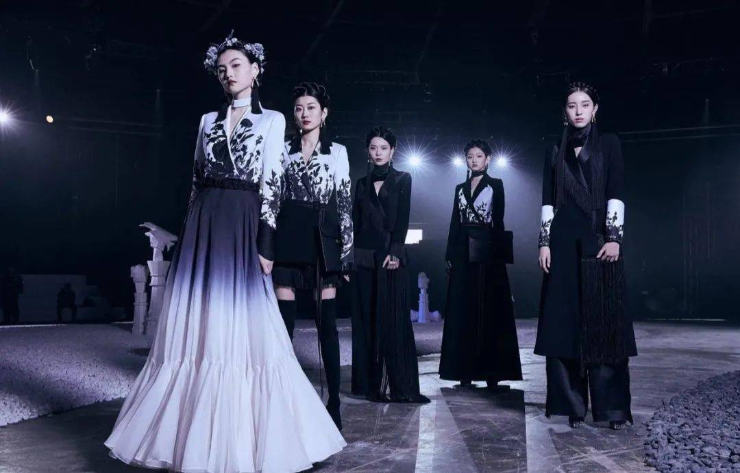 "时装是一门艺术",中国风服饰更是一门艺术,到了21世纪的今天中国风并