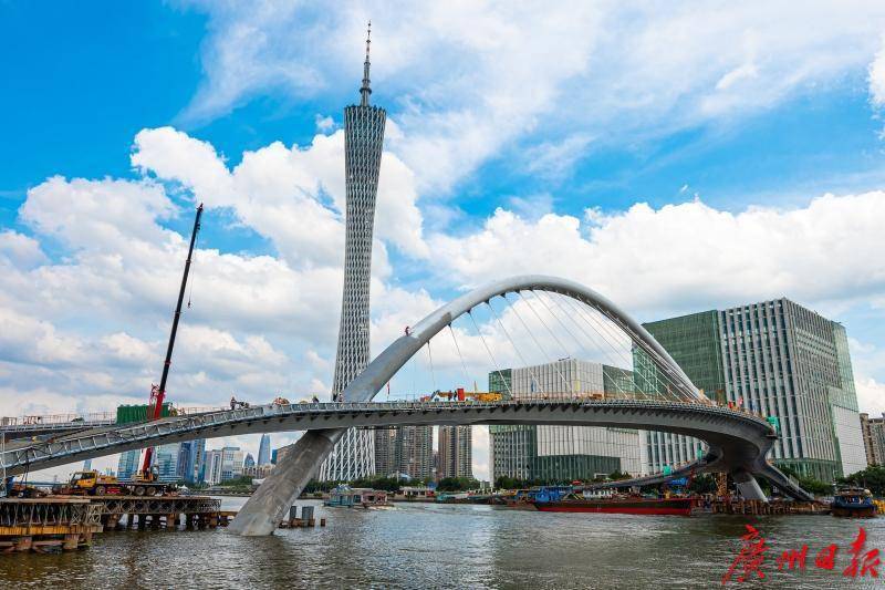 广州首座跨珠江人行桥设计师何镜堂院士说,希望人行桥的名字听起来