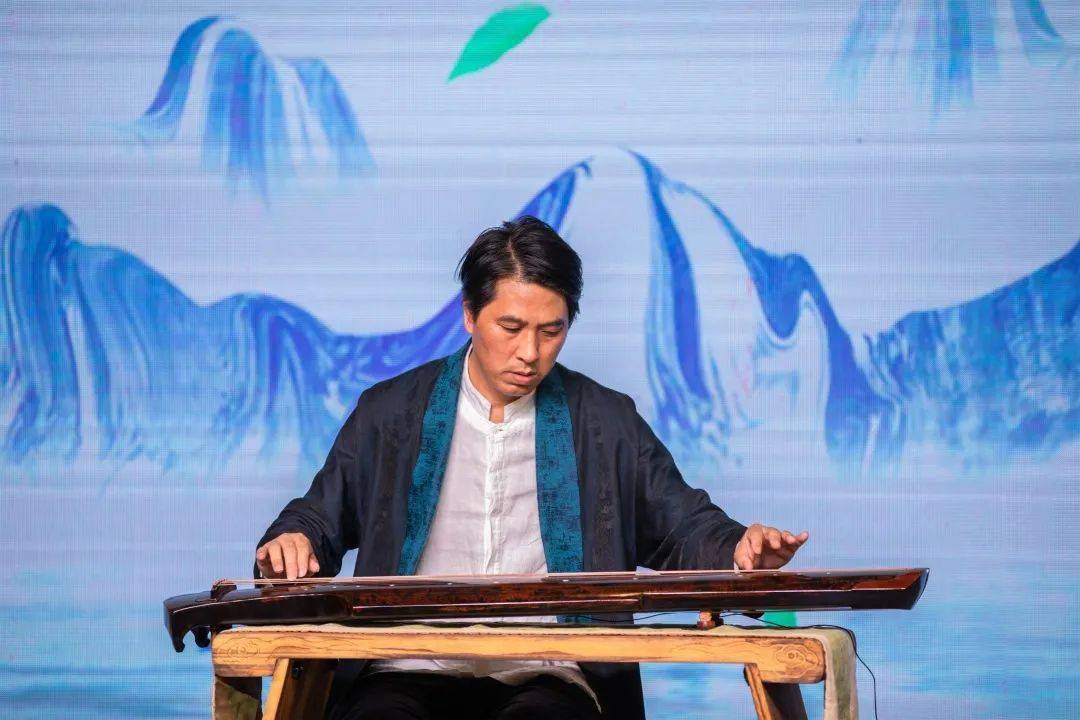 人文花道讲师袁本濂;馨月公主,万翔老师同台分享的古琴,花艺,茶艺表演