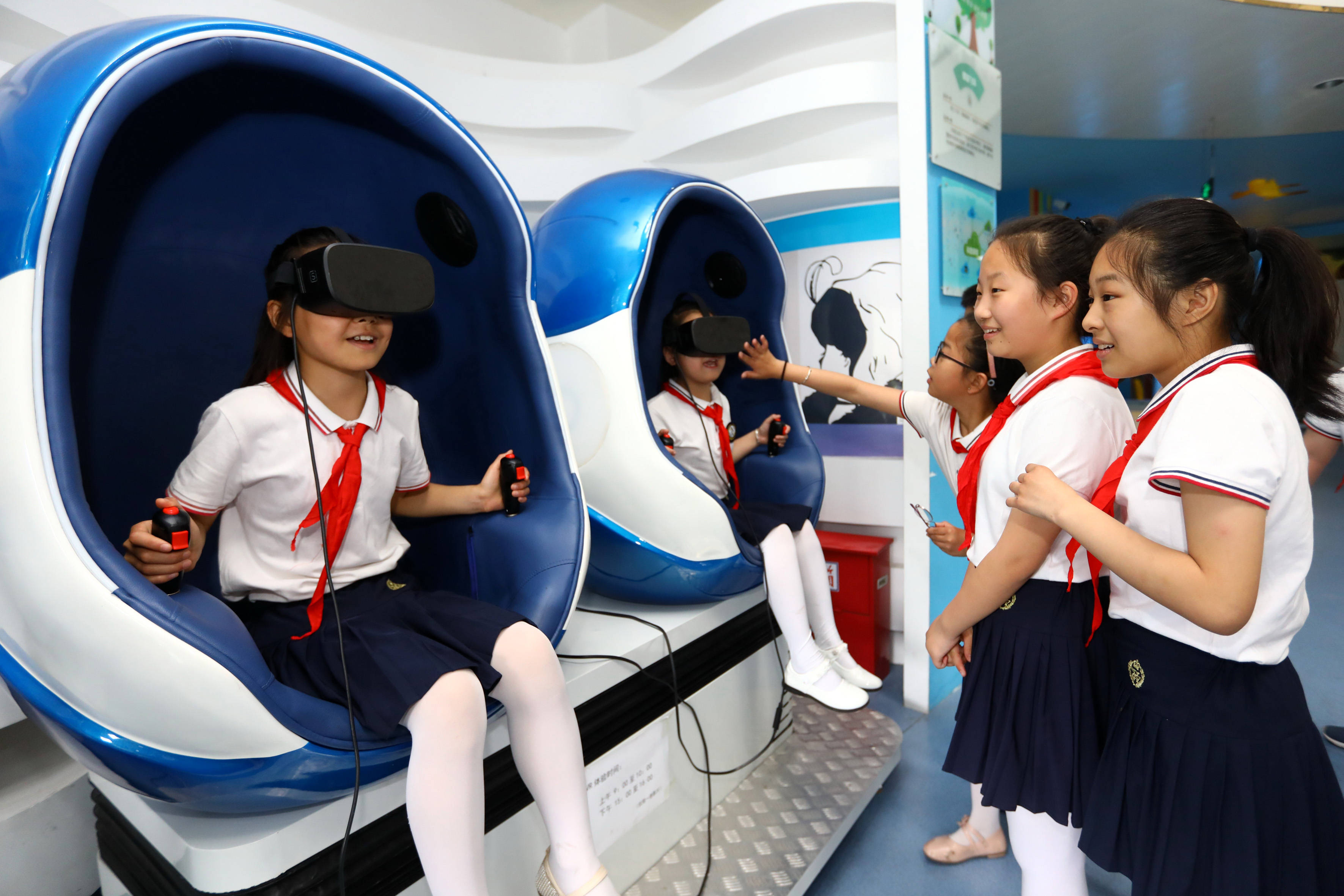 5月26日,淮北市古城路小学的学生在淮北市科技馆体验"大秤".