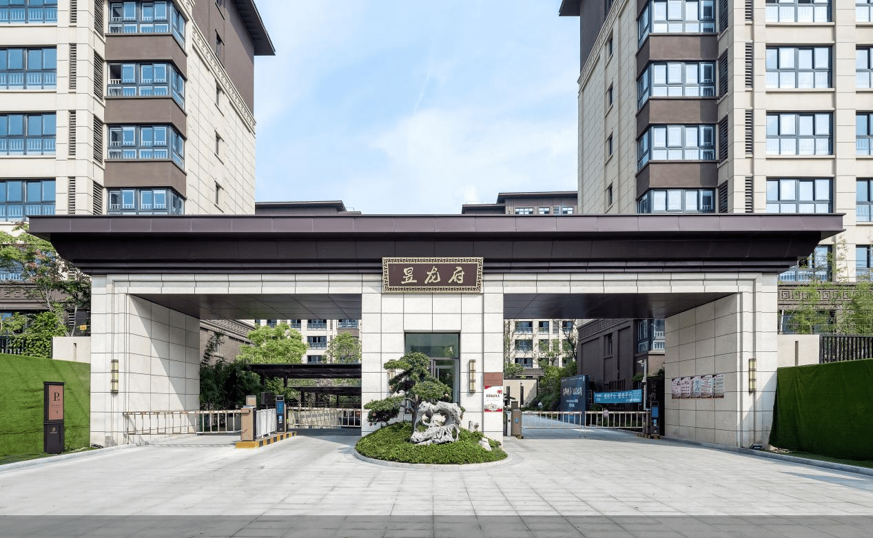 开阔的挑檐更具登堂入户仪式感在,通过大门,以地灯,屏风,墙图贯穿其中