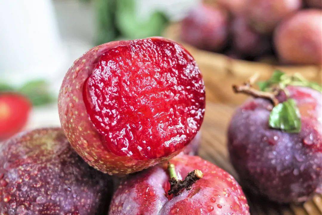 鲜红诱人的岭南果王三华李爽脆酸甜解暑一口气啃5个