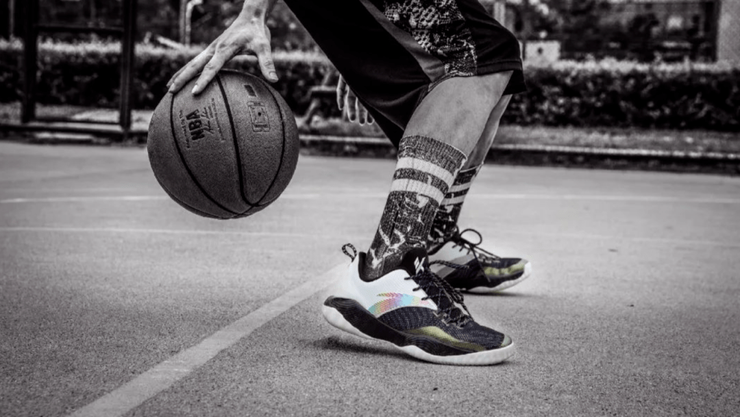 卡鲁索怀斯曼多次上脚安踏这个系列的球鞋真能打