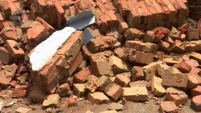 到底该谁赔?墙倒了房塌了车埋了!待拆房"闯祸"房东开发商都不负责_沙