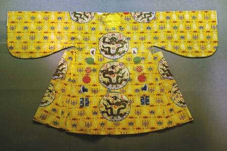 定陵:出土珍贵的帝后服饰